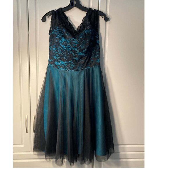 VINTAGE DARK TURQUOISE AND BLACK LACE SCOOP-NECK PROM DRESS – SIZE M JUNIORS - Picture 1 of 2